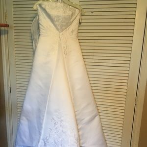 Size 4 David’s bridal wedding dress never worn